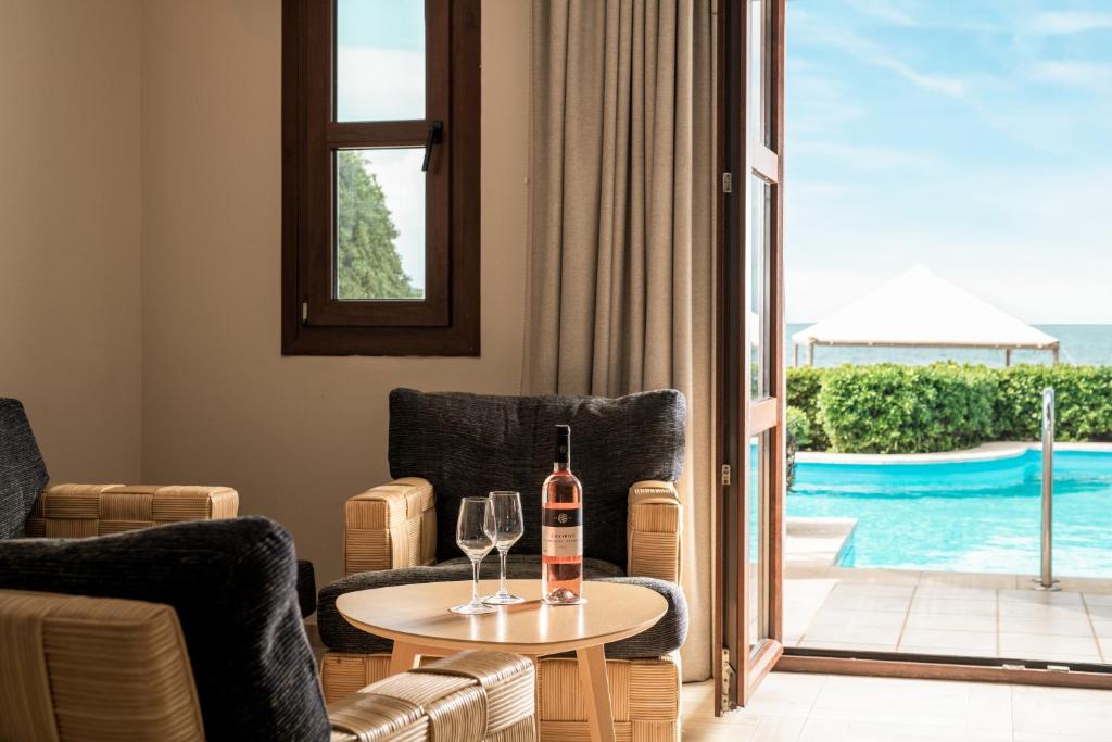 Mitsis Royal Mare numurs ar skatu uz baseinu un piekrasti