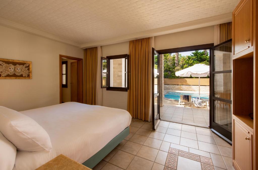 Mitsis Royal Mare numurs ar skatu uz baseinu un dārzu.