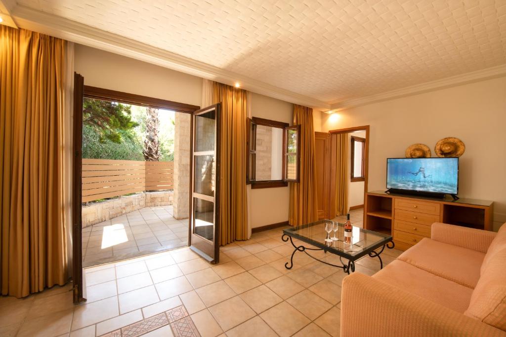 Mitsis Royal Mare viesnīcas numurs ar terasi un televizoru