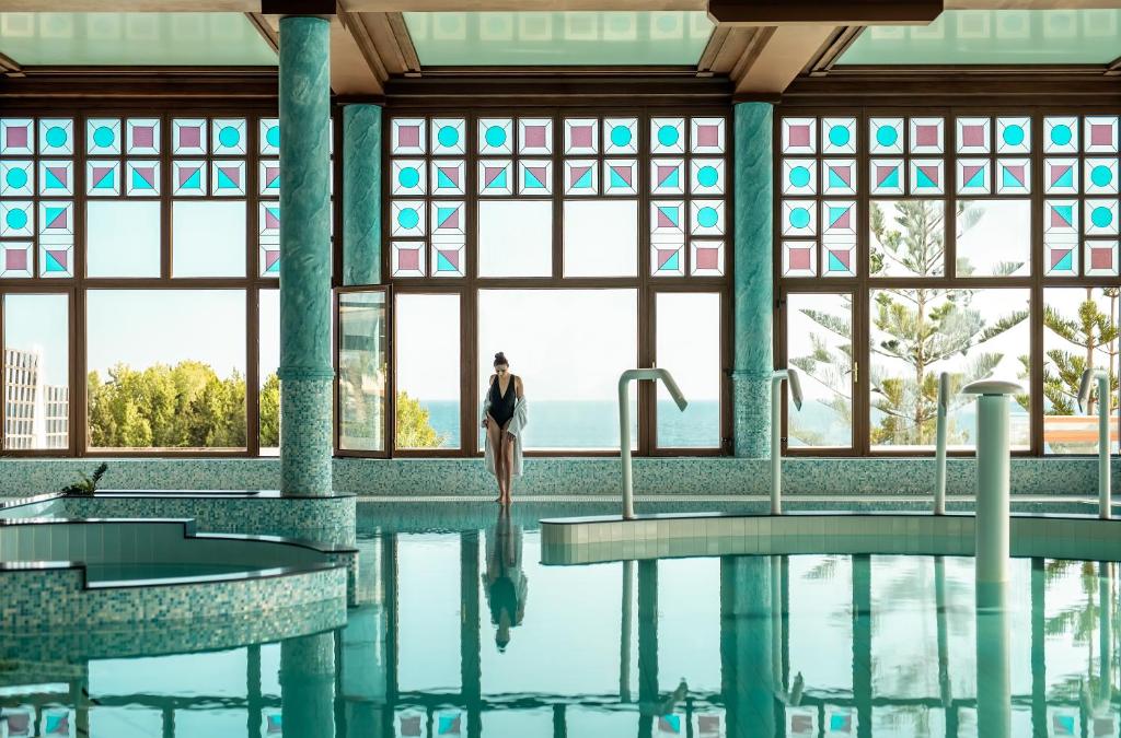 Mitsis Royal Mare iekštelpu baseins ar skatu uz piekrasti