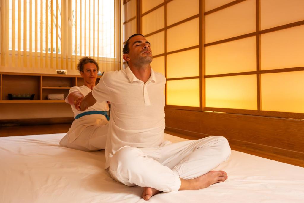 Masāžas sesija Mitsis Royal Mare, relaksējoša atmosfēra.