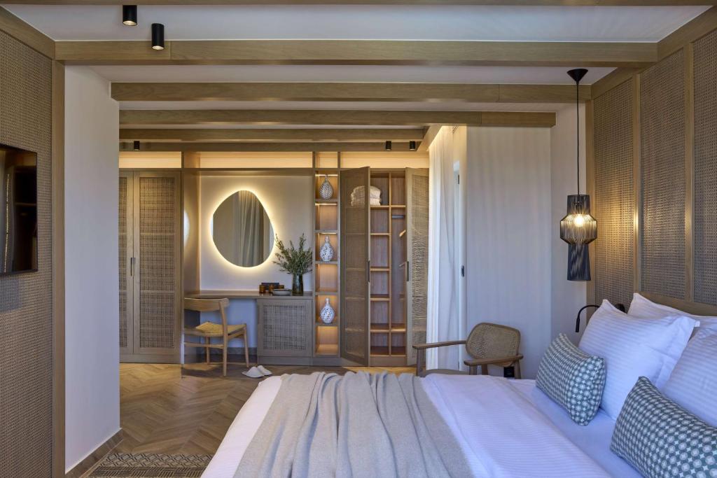 Moderns numurs Mirabello Bay Luxury Resort ar elegantu interjeru un komfortu.