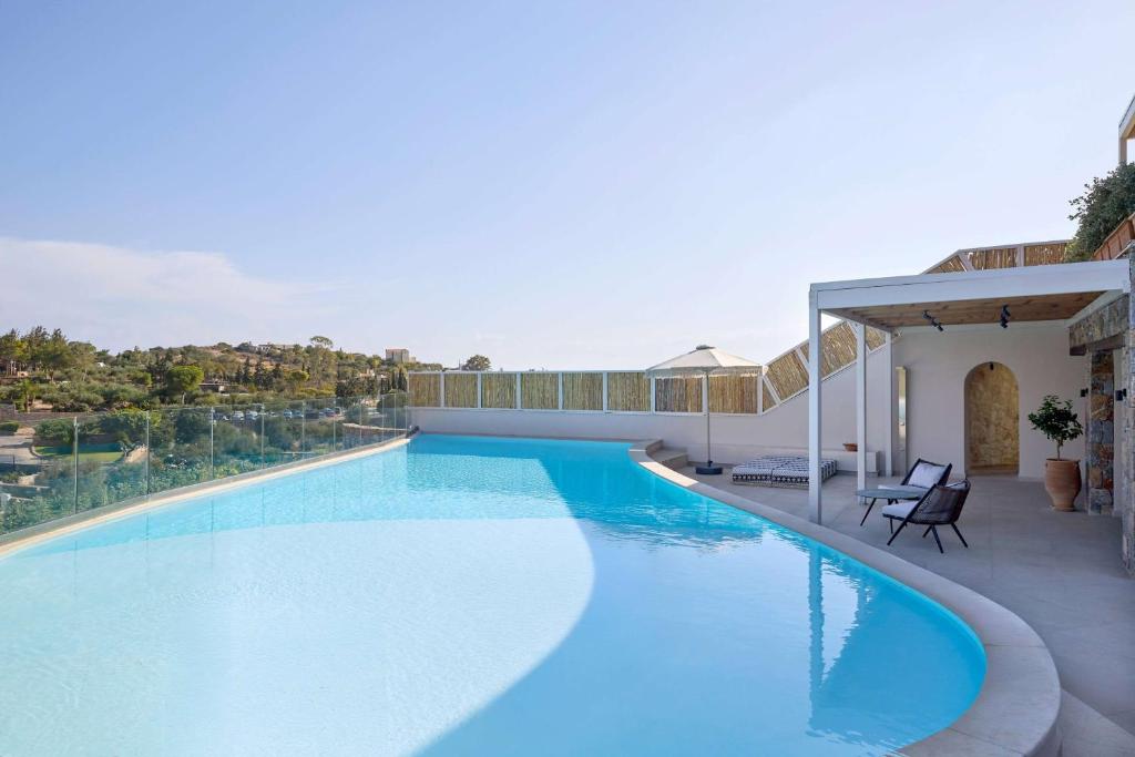 Mirabello Bay Luxury Resort baseins ar skatu uz dabu
