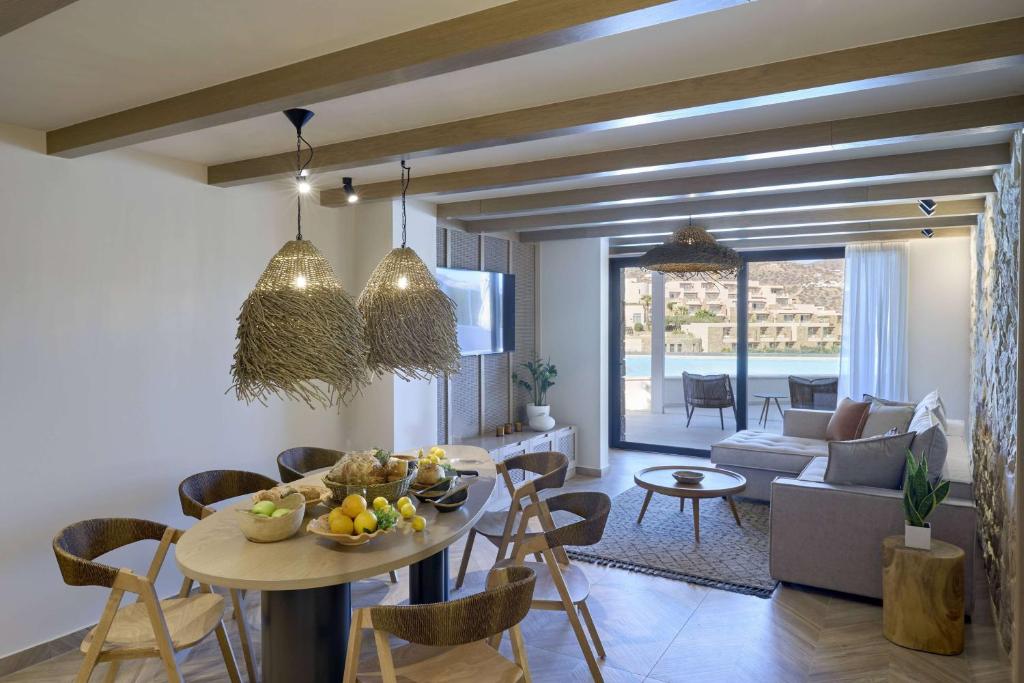 Moderns viesu numurs ar ēdamzonu Mirabello Bay Luxury Resort