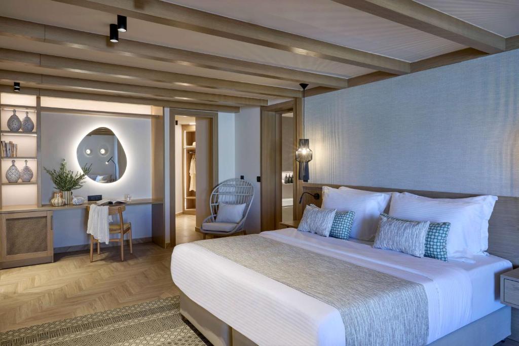 Moderns numurs Mirabello Bay Luxury Resort ar elegantu dizainu un ērtām mēbelēm.