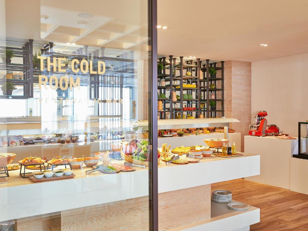 Grecotel Lux Me White Palace brokastu bufete ar svaigiem augļiem un dārzeņiem.