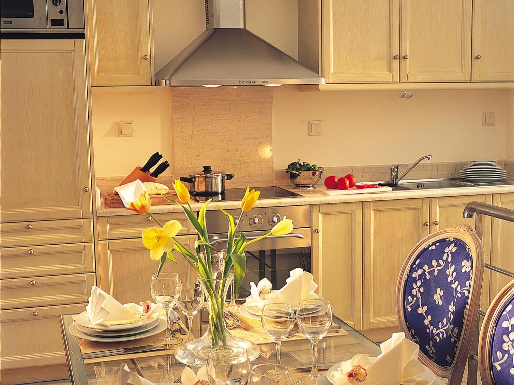 Grecotel Casa Adele modernā virtuve ar ziediem uz galda