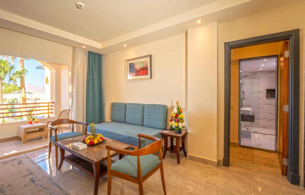 Moderns numurs viesnīcā Xperience Kiroseiz Parkland ar dīvānu un skatu uz dārzu.