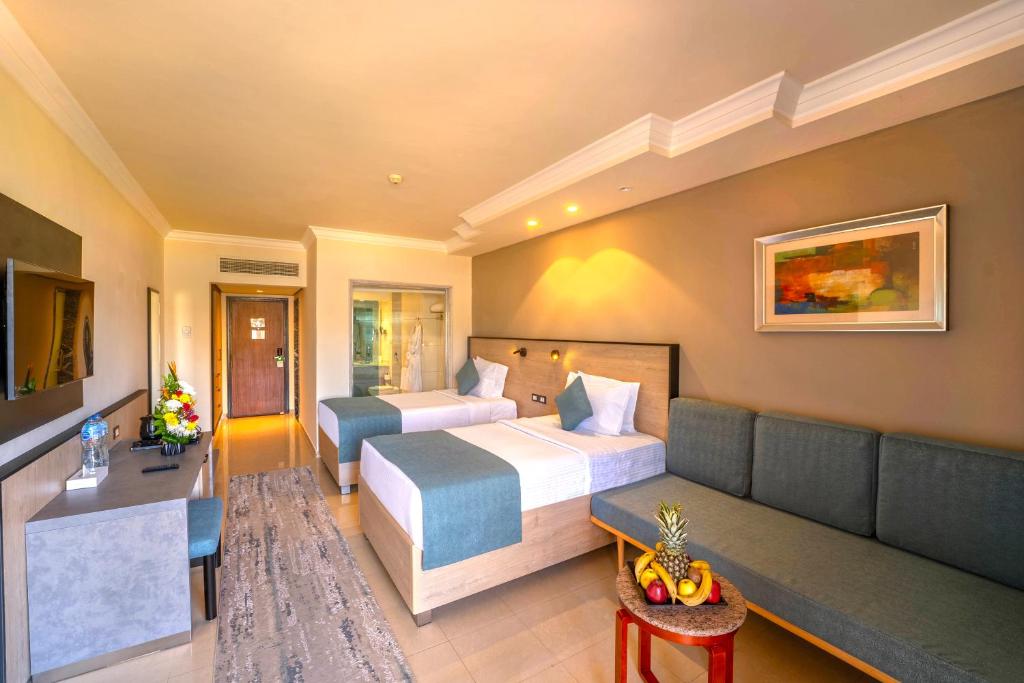 Mūsdienīgs numurs Xperience Kiroseiz Parkland ar divām gultām un atpūtas zonu.