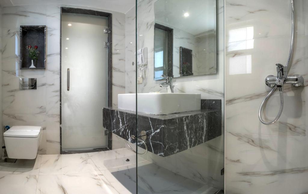 Mūsdienīgs vannas istabas interjers Xperience Kiroseiz Parkland ar akmens izstrādājumiem.