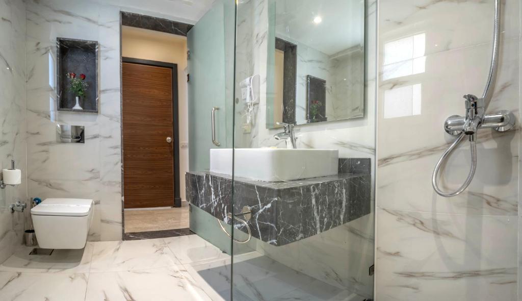 Mūsdienīgs vannasistabas dizains viesnīcā Xperience Kiroseiz Parkland ar akmens elementiem.