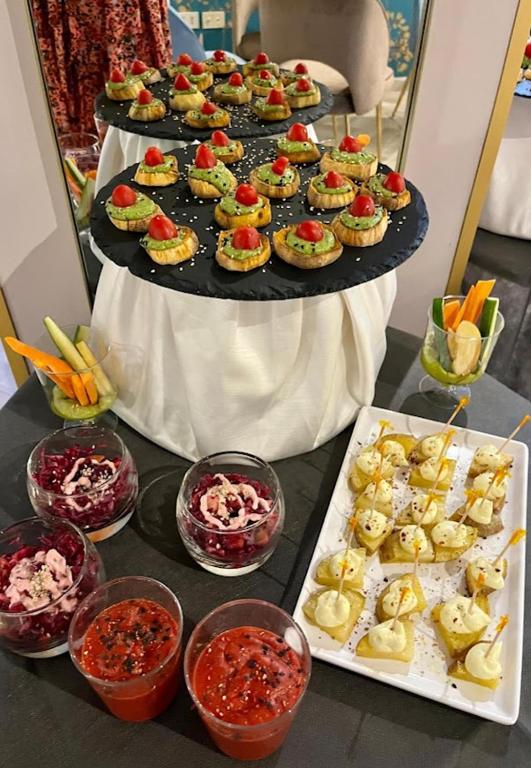 Eleganta uzkodu izvēle ar mini kūciņām un dārzeņu uzkodām, papildināta ar dzērieniem un salātiem. Ideāli piemērota svinībām vai pasākumiem.