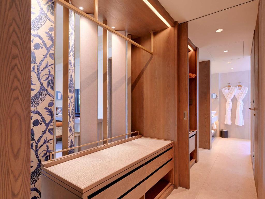 Mūsdienīgs vannas istabas interjers ar koka akcentiem, elegantām drānām un stilīgu uzglabāšanas risinājumu. Rūpīgi izstrādāta telpa rada relaksējošu atmosfēru.