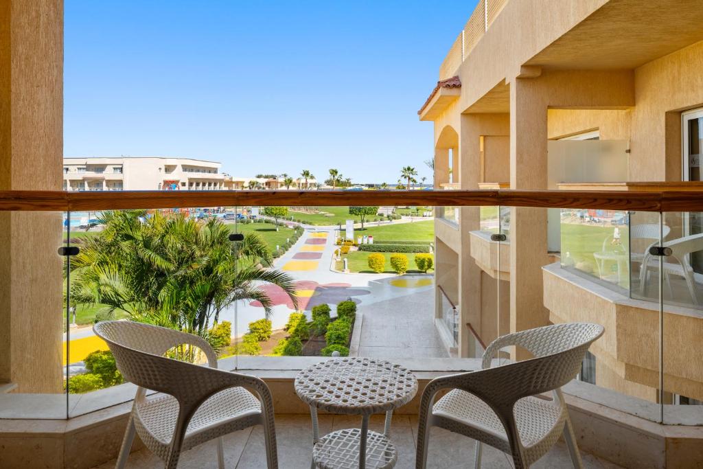 Balkons ar skatu uz dārzu un baseinu pie Pickalbatros Royal Albatros Moderna.