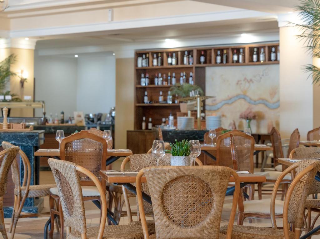 Viesnīcas Grecotel Marine Palace & Aqua Park restorāns ar elegantām mēbelēm.