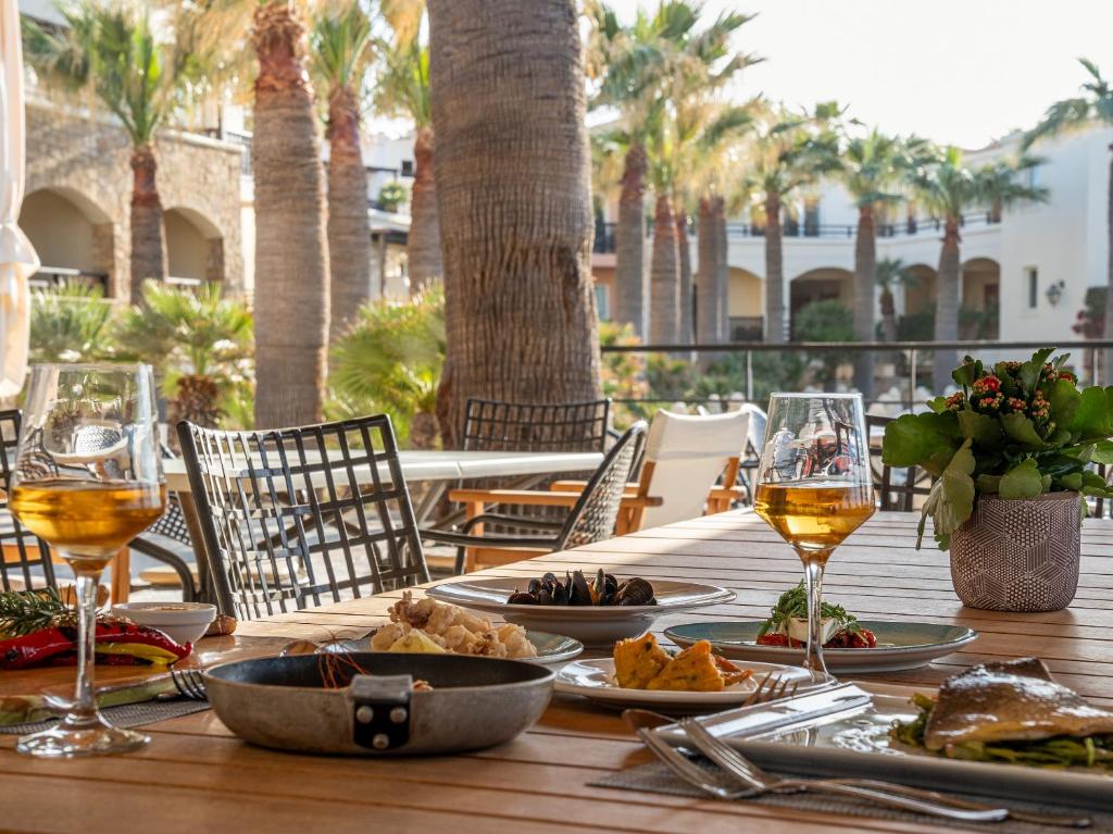 Grecotel Marine Palace & Aqua Park ēdināšanas zona ar garšīgu ēdienu un dzērieniem