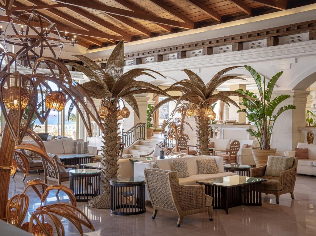 Grecotel Marine Palace & Aqua Park eleganta uzgaidīšanas zona ar palmām