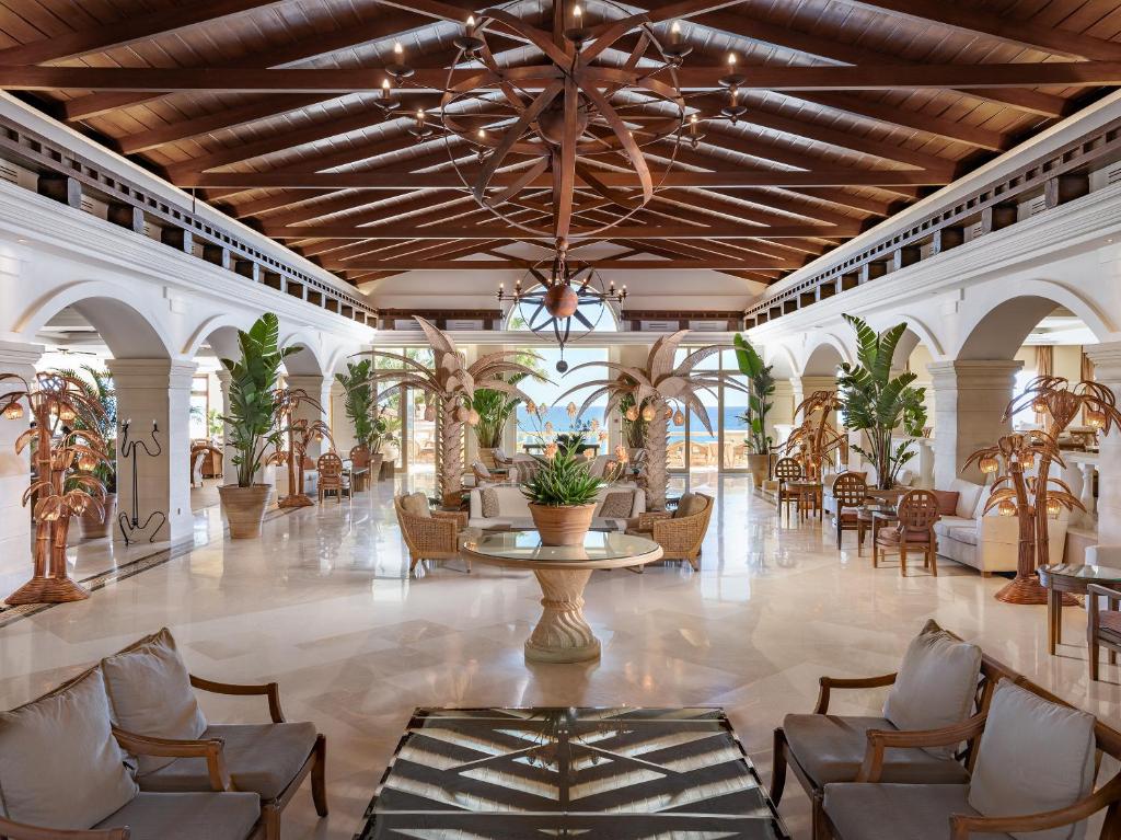 Elegants viesnīcas interjers Grecotel Marine Palace & Aqua Park ar skatu uz jūru