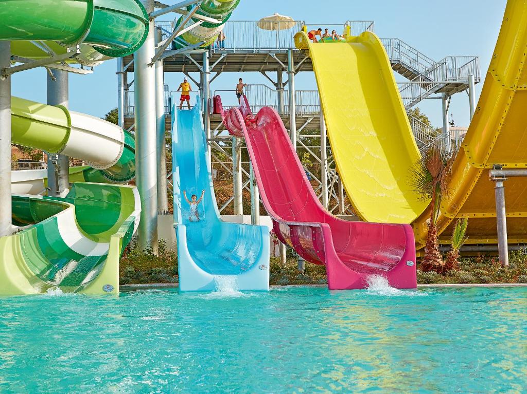 Ūdens slidkalniņi Grecotel Marine Palace & Aqua Park, prieka mirkļi ģimenei.