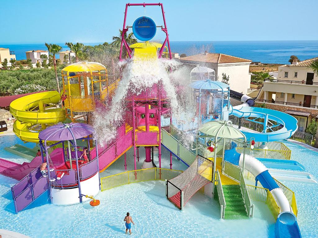 Vandenstacijas izklaides centrs Grecotel Marine Palace & Aqua Park piekrastē