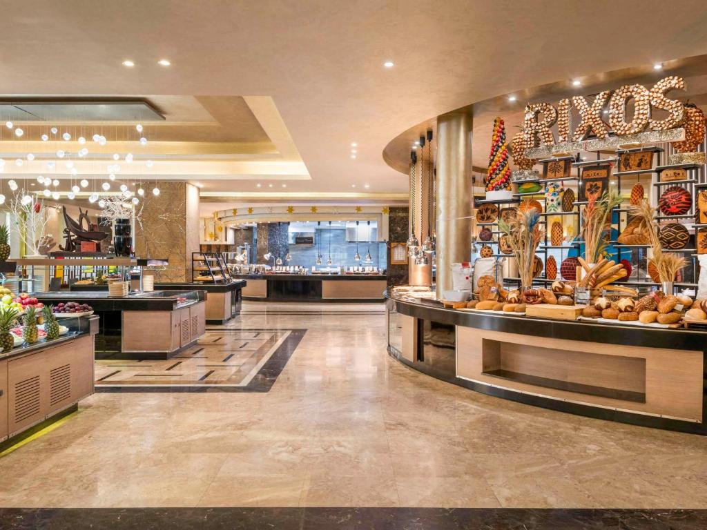 Buffet restorāns Rixos Premium Seagate Sharm ar dažādiem ēdieniem un augļiem