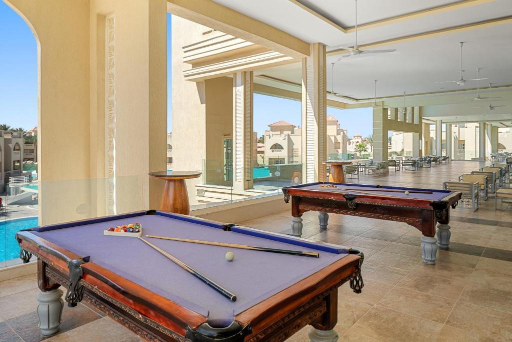 Biljarda galdi pie Albatros Aqua Blu Resort, gaišā un plašā telpā.