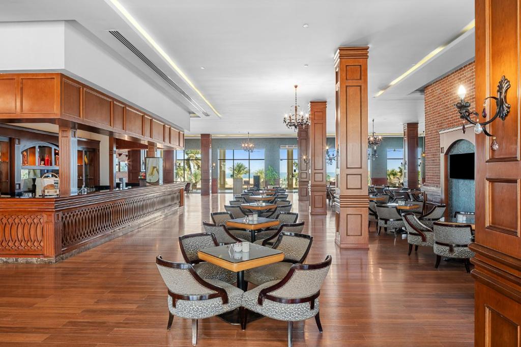 Eleganta bāra zona Albatros Aqua Blu Resort ar skatu uz piekrasti.