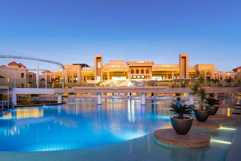 Albatros Aqua Blu Resort baseins ar skatu uz viesnīcu piekrastē