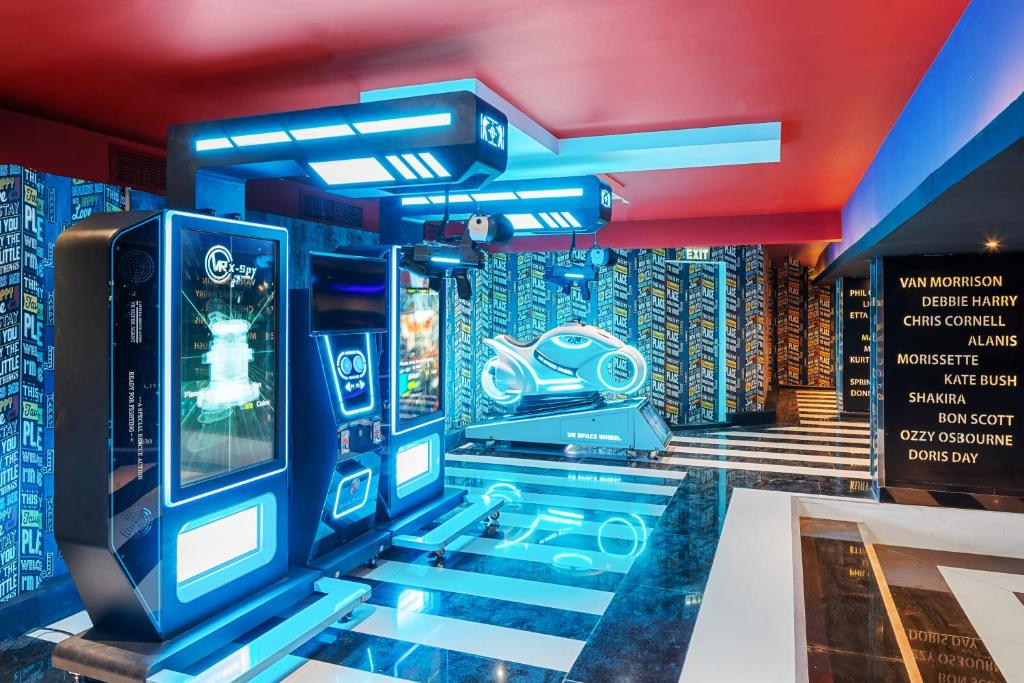 Spēļu zona ar modernām spēļu automātu mašīnām Albatros Aqua Blu Resort