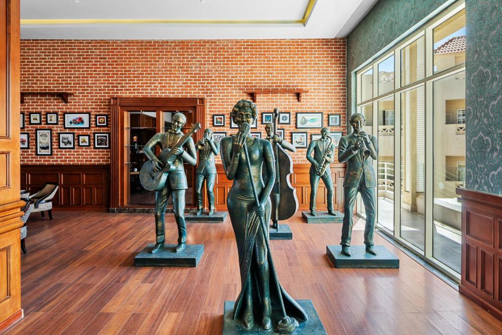 Albatros Aqua Blu Resort viesnīcas interjers ar bronzas statujām, kas attēlo muzikantus.