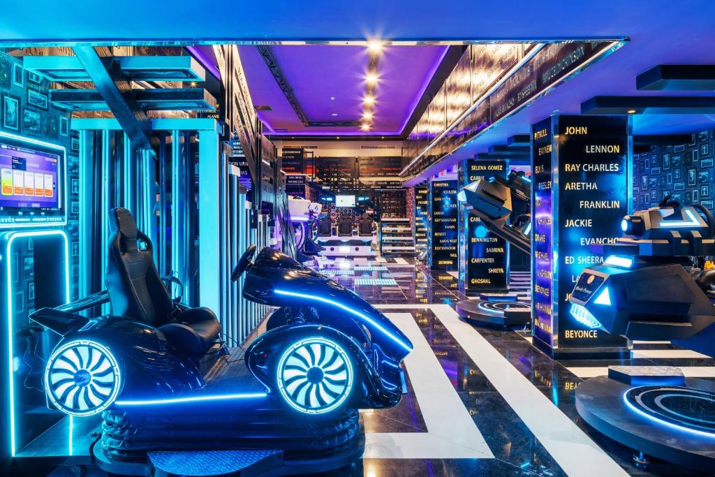 Interaktīva izklaides zona Albatros Aqua Blu Resort ar modernām spēļu iekārtām.