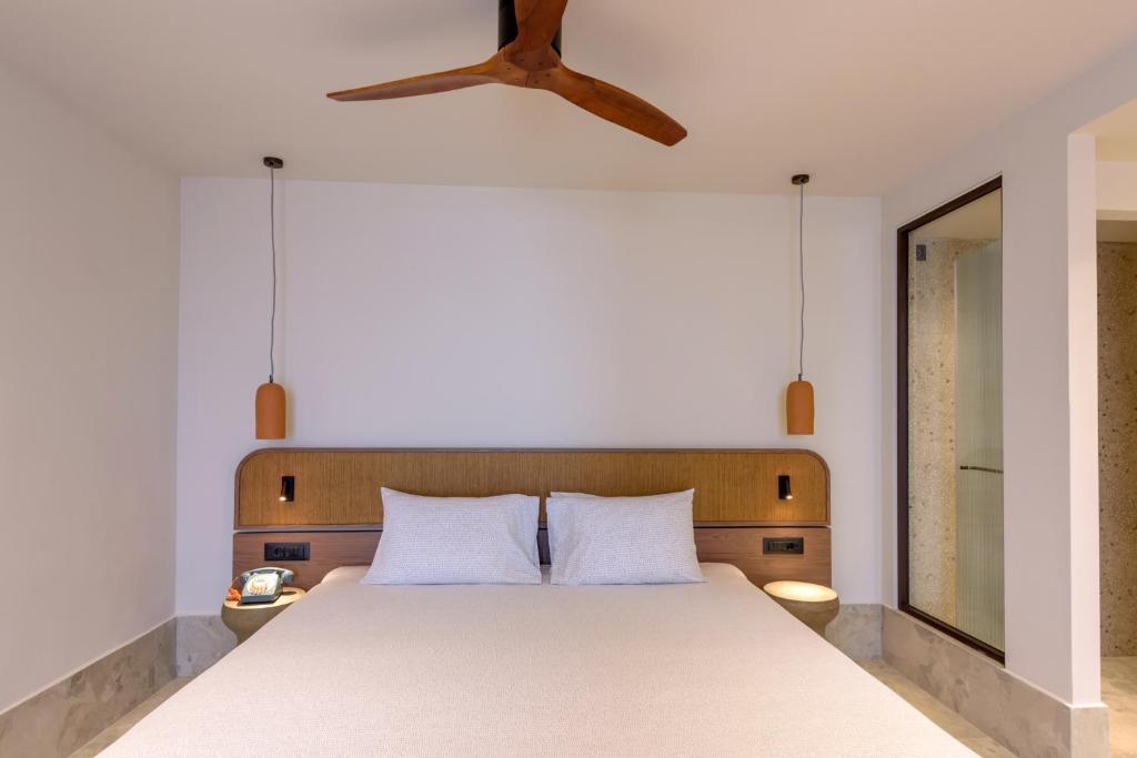 INNSiDE by Meliá Elounda numura interjers ar koka ventilatoru un ērtu divguļamo gultu