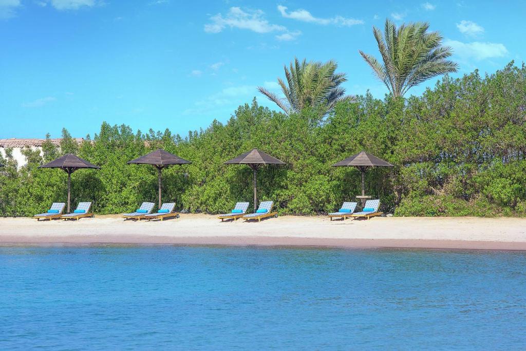 Vasaras atpūtas krēsli pie pludmales Hilton Hurghada Plaza