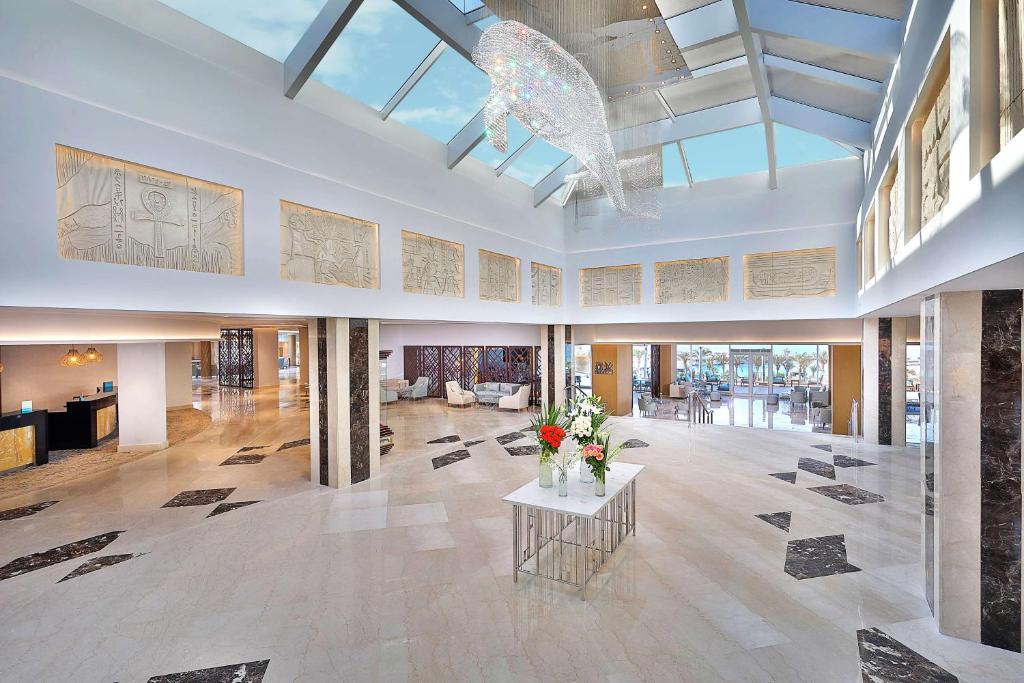 Moderns un grezns vestibilis Hilton Hurghada Plaza ar mākslas elementiem
