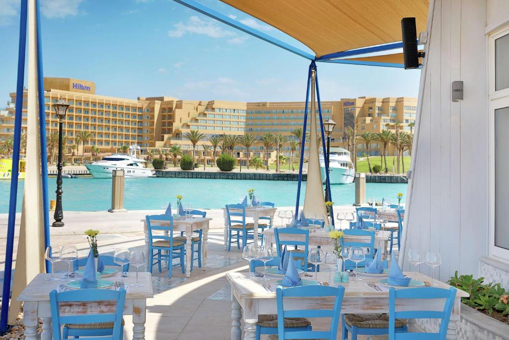 Hilton Hurghada Plaza restorāna terase ar skatu uz piekrasti