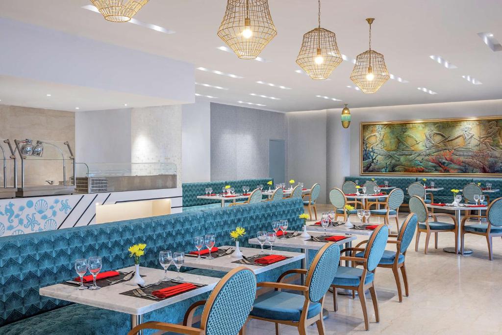 Restorāns Hilton Hurghada Plaza ar elegantām mēbelēm un modernu interjeru.