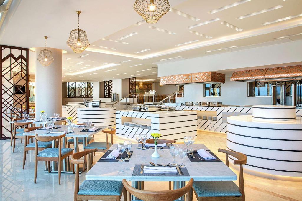 Mūsdienīgs restorāns Hilton Hurghada Plaza ar elegantu interjeru un izsmalcinātu atmosfēru.