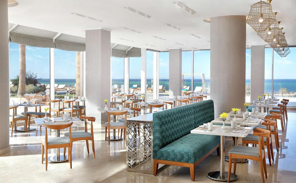 Gaišs restorāns ar skatu uz jūru Hilton Hurghada Plaza