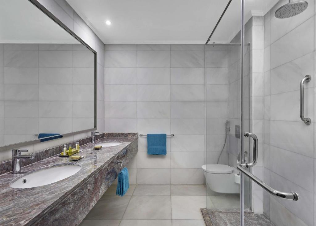 Moderns vannas istaba ar divām izlietnēm Hilton Hurghada Plaza