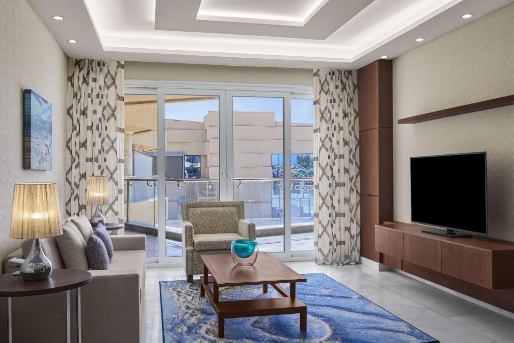 Skaists viesnīcas Hilton Hurghada Plaza numurs ar moderno interjeru.