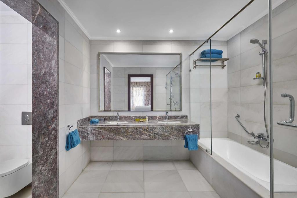 Mūsdienīga vannas istaba ar elegantu dizainu Hilton Hurghada Plaza