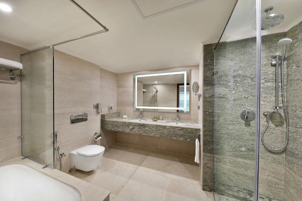 Moderns vannas istaba ar dušu un vannu Hilton Hurghada Plaza