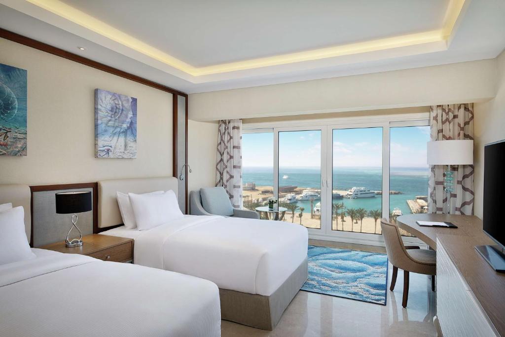 Numurs ar divām gultām un skatu uz jūru, Hilton Hurghada Plaza