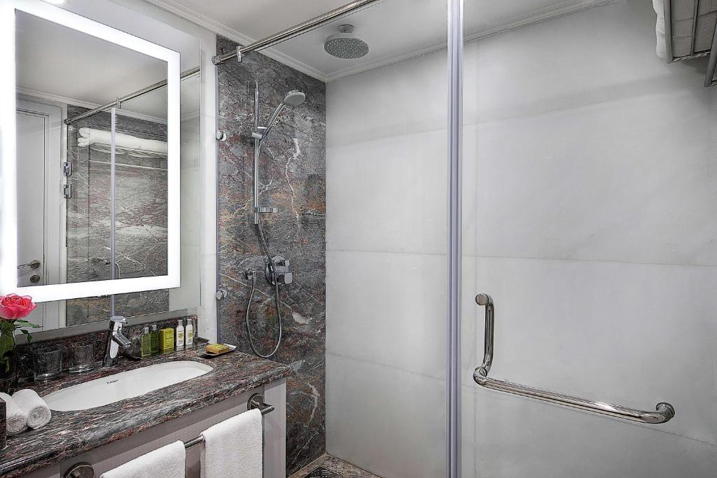 Mūsdienīgs vannas istabas dizains ar dušas kabīni Hilton Hurghada Plaza