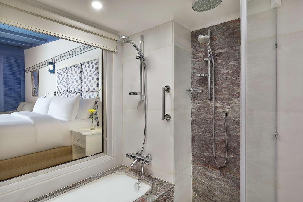 Elegants vannas istabas skats numurā Hilton Hurghada Plaza, ar dušu un vannu.