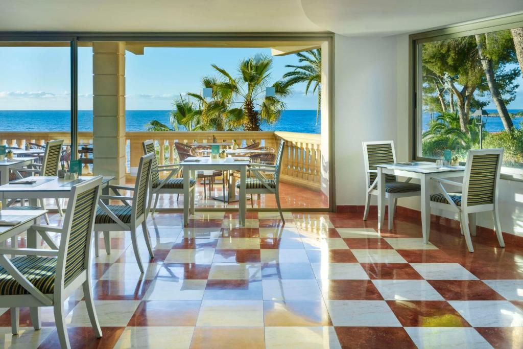 Mūsdienīgs restorāns ar skatu uz jūru, kurā ir gaišas koka mēbeles un plašas logu vitrīnas, kas ļauj baudīt dabu. Interjerā ir eleganta flīžu grīda un palmām apzaļumota terase.