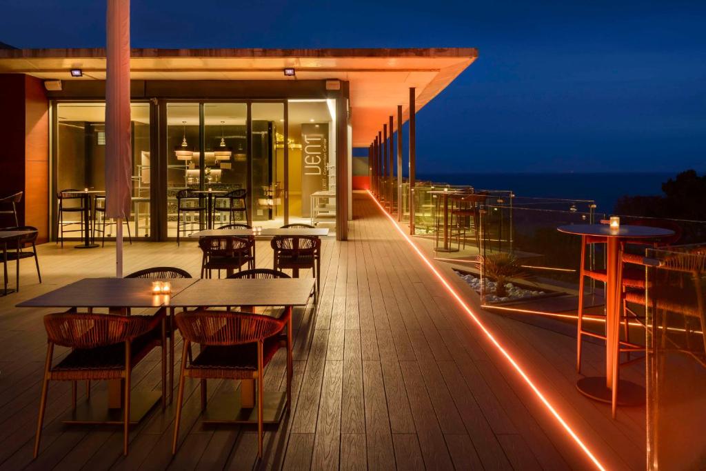 Mūsdienīgs restorāns ar terasi, kas izgaismota ar siltu apgaismojumu, piedāvā skatu uz jūru. Vakarā atmosfēra ir patīkama un relaksējoša, ideāla vakariņām vai dzērieniem.