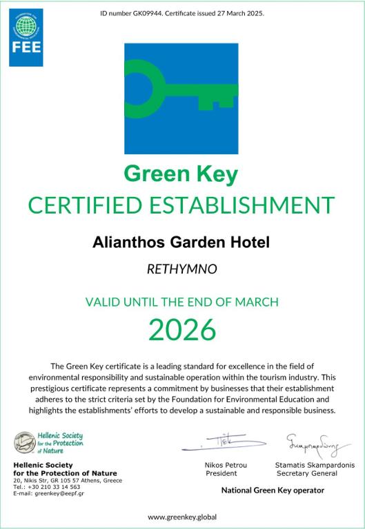 Zaļās atslēgas sertifikāts, kas apliecina Alianthos Garden Hotel vides atbildību un ilgtspējīgu darbību. Sertifikāts derīgs līdz 2026. gada martam.