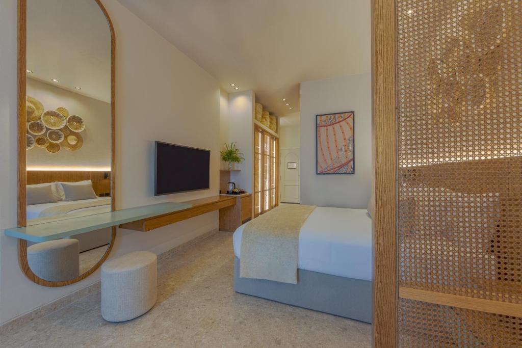 Moderns numurs ar TV Desert Rose Resort viesnīcā.