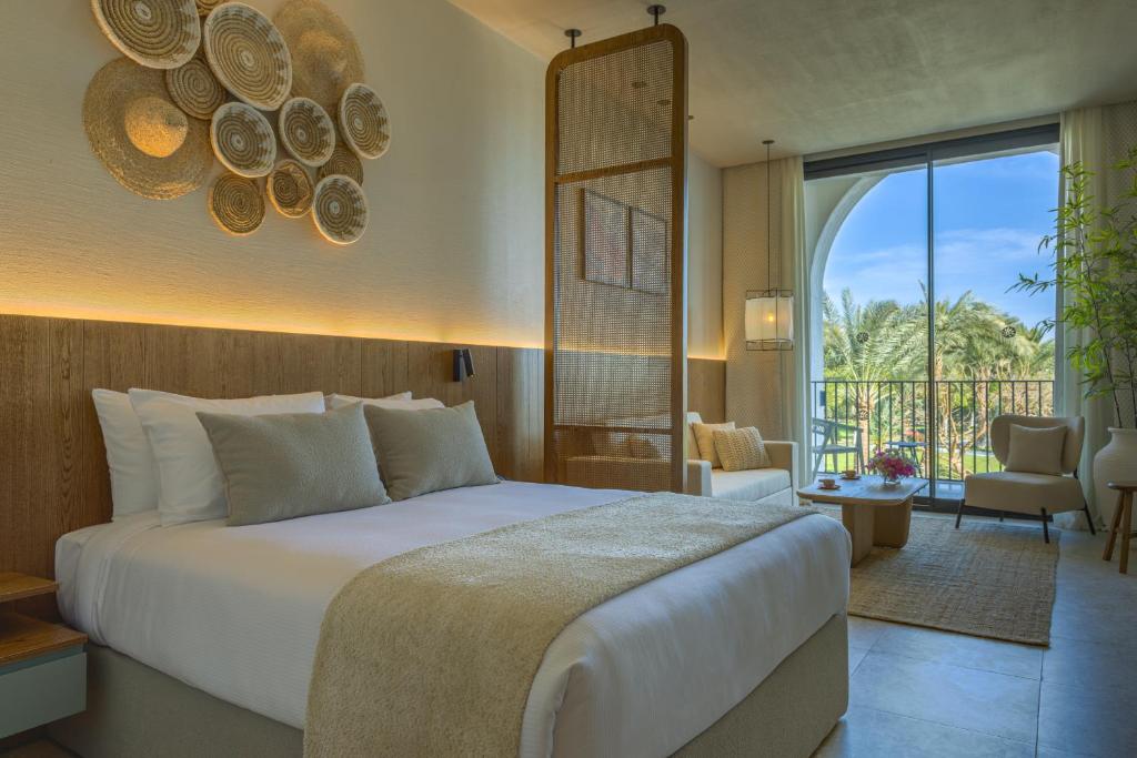 Desert Rose Resort numurs ar skatu uz palmu dārzu